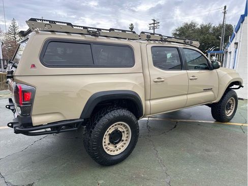 Used 2017 Toyota Tacoma TRD Off-Road image 10