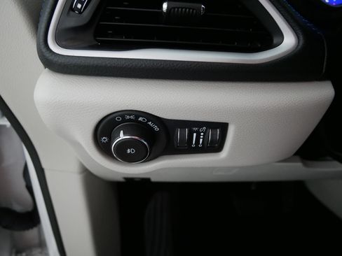 Used 2021 Chrysler Pacifica Touring-L FWD image 26