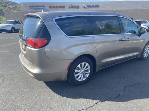 Used 2018 Chrysler Pacifica LX w/ Tire & Wheel Group FWD image 4