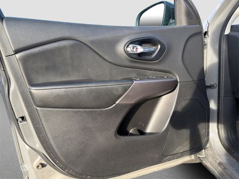 Used 2022 Jeep Cherokee Latitude Lux w/ Mopar Interior Package image 10