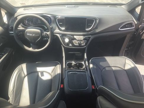 Used 2024 Chrysler Pacifica Limited FWD image 24
