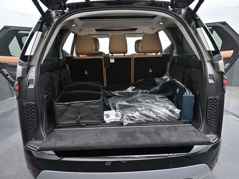 New 2025 Land Rover Discovery Metropolitan Edition AWD/4WD image 15