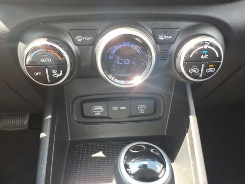 Used 2025 Hyundai Venue SEL FWD image 23