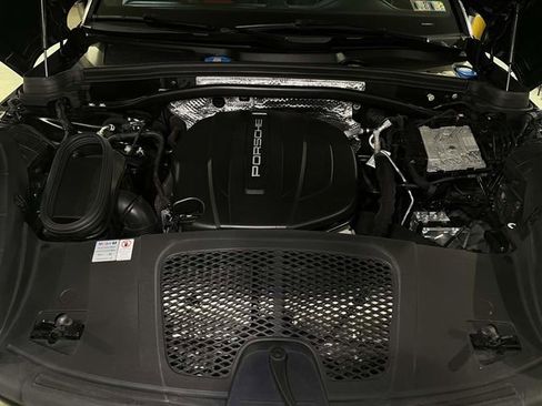 Used 2021 Porsche Macan AWD/4WD image 24