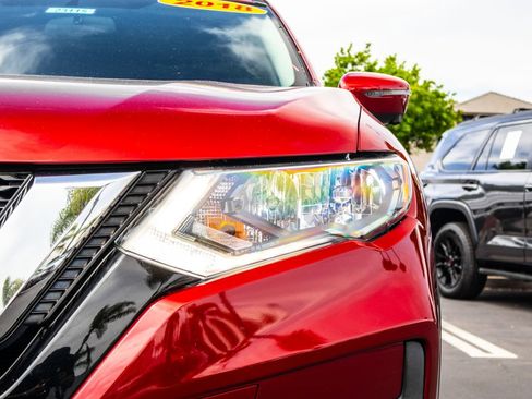 Used 2018 Nissan Rogue SV w/ Premium Package FWD image 4