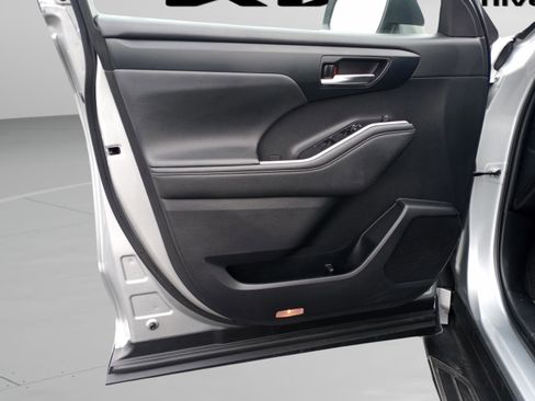 Used 2023 Toyota Highlander XLE image 25