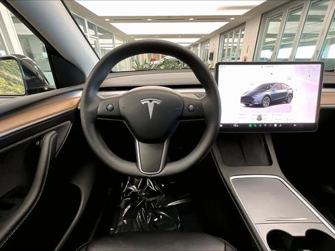 Used 2024 Tesla Model Y 2WD image 5