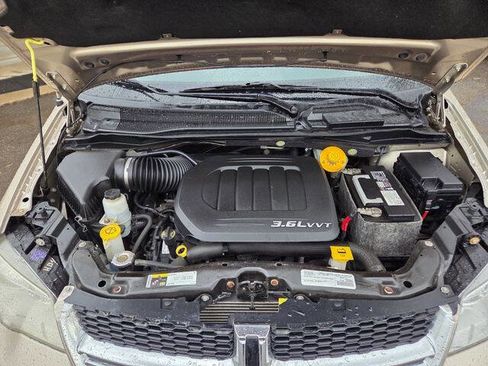 Used 2016 Dodge Grand Caravan SXT w/ Rear Park Assist Package FWD image 9