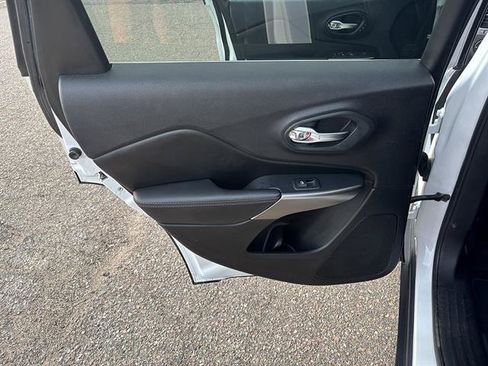 Used 2019 Jeep Cherokee Limited AWD/4WD image 17