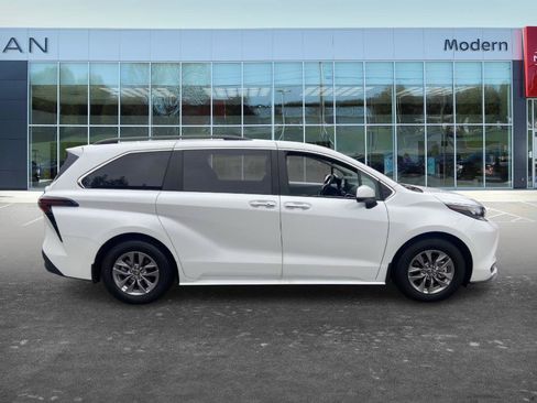 Used 2025 Toyota Sienna XLE w/ XLE Plus Package FWD image 4