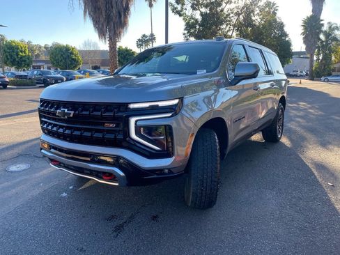 Used 2025 Chevrolet Suburban Z71 image 5