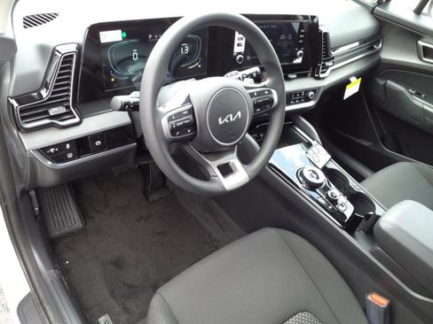 Used 2025 Kia Sportage LX image 11
