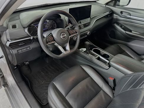 Used 2023 Nissan Altima 2.5 SR w/ SR Premium Package FWD image 2