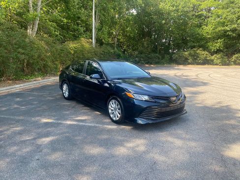Used 2019 Toyota Camry LE w/ Convenience Package FWD image 3