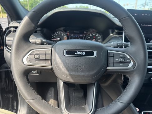 Used 2025 Jeep Compass Latitude w/ Convenience Group AWD/4WD image 17