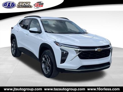 Used 2025 Chevrolet Trax LT FWD image 1