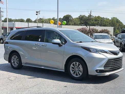 Used 2025 Toyota Sienna XLE FWD image 8
