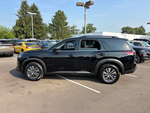 Used 2024 Nissan Pathfinder SV FWD image 3