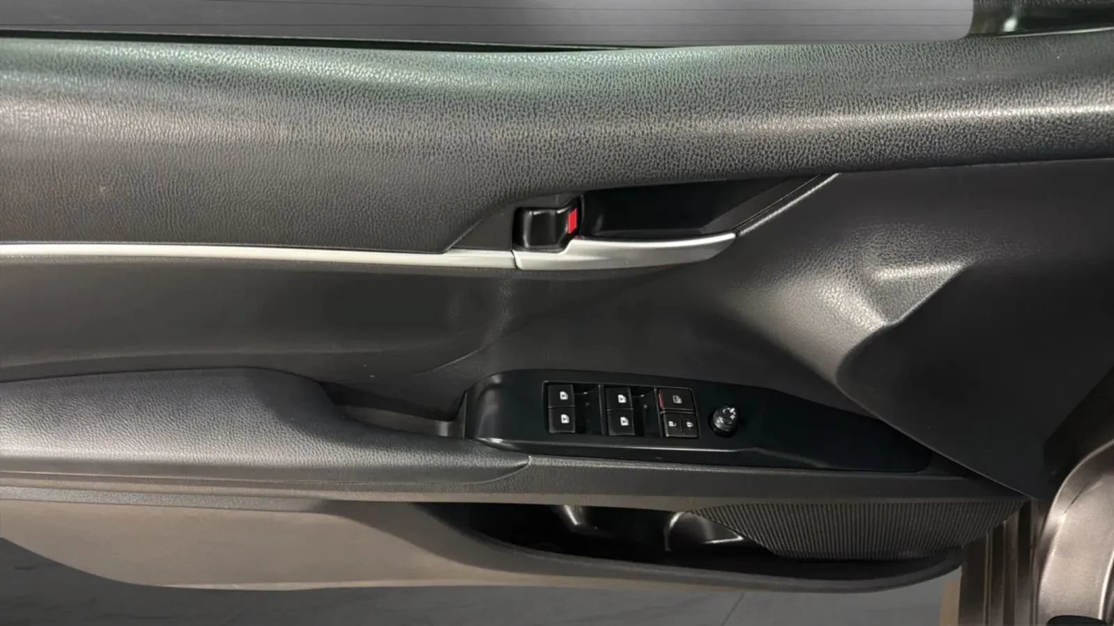 Used 2019 Toyota Camry LE FWD image 16