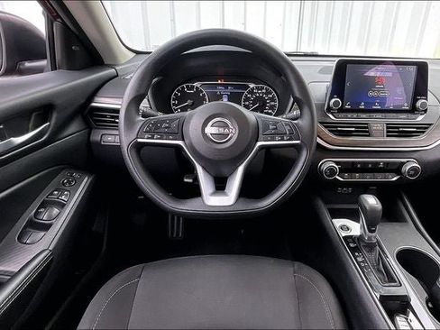 Used 2025 Nissan Altima 2.5 SV FWD image 5