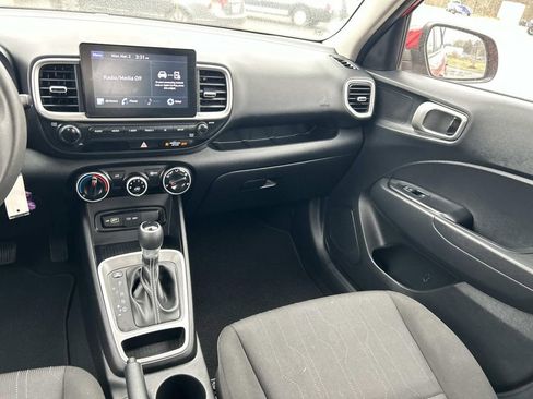 Used 2022 Hyundai Venue SE image 16