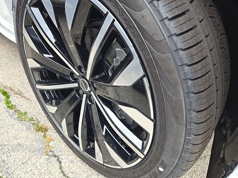 New 2026 Volvo XC90 B6 Plus w/ Protection Package Premier image 4