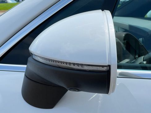 Used 2025 Porsche Cayenne AWD/4WD image 40