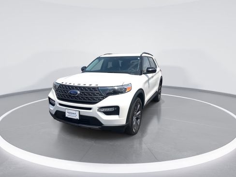 Used 2022 Ford Explorer XLT w/ Equipment Group 202A AWD/4WD image 4