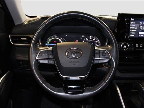 Certified 2021 Toyota Highlander XLE image 24