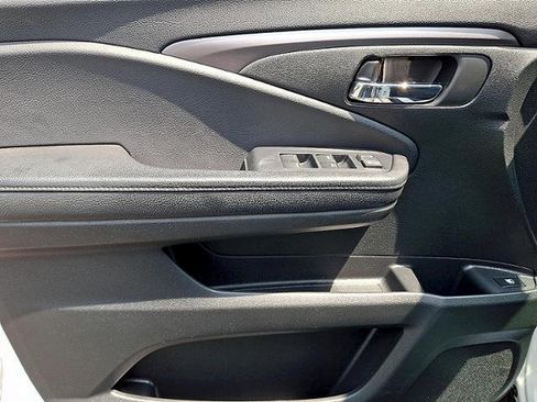 Used 2017 Honda Pilot LX image 10