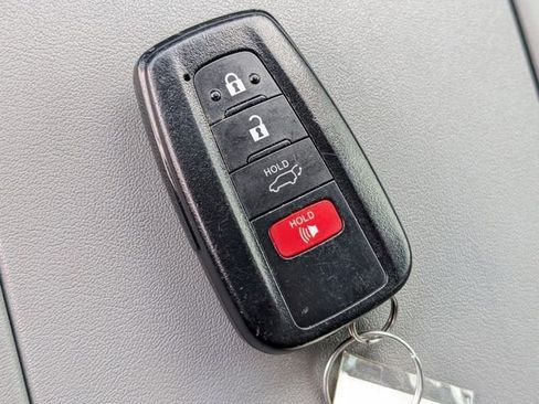 Used 2020 Toyota Highlander XLE FWD image 32