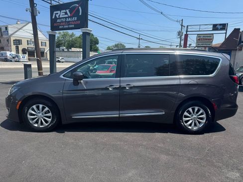 Used 2017 Chrysler Pacifica Touring-L image 2
