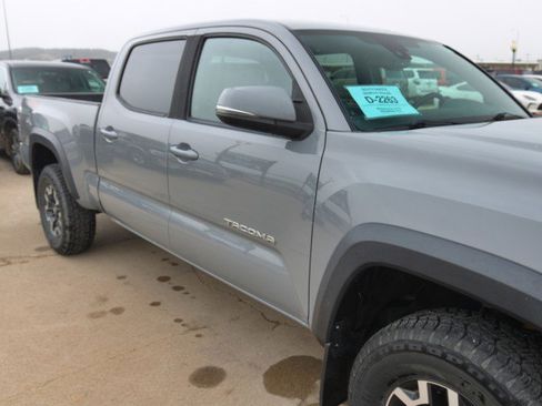 Used 2020 Toyota Tacoma TRD Off-Road w/ Technology Package AWD/4WD image 11