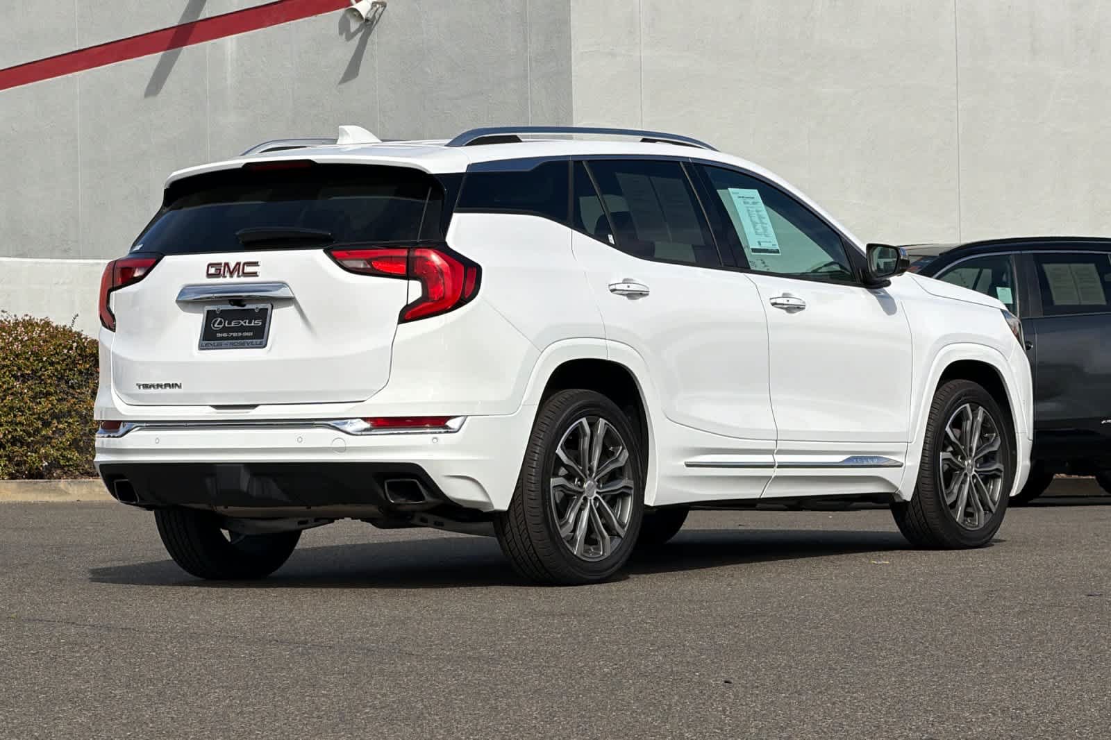 Used 2020 GMC Terrain Denali w/ Denali Premium Package FWD image 2