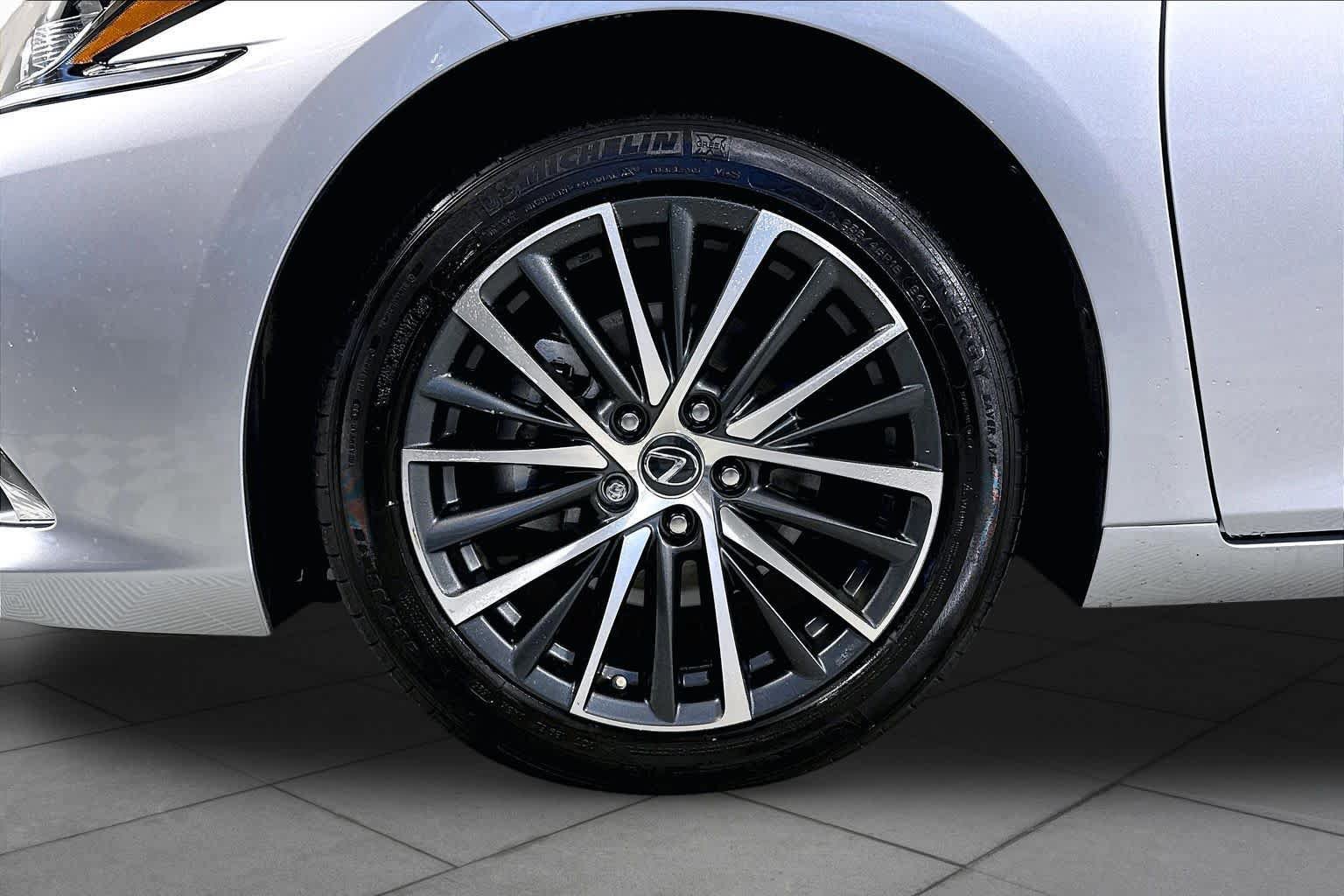 Used 2025 Lexus ES 350 w/ Premium Package FWD image 10