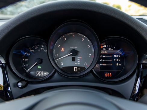 Certified 2023 Porsche Macan S image 33