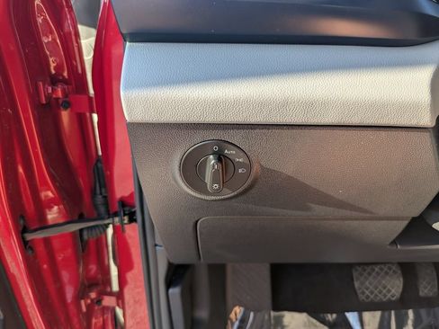 Certified 2023 Volkswagen Taos SE FWD image 25