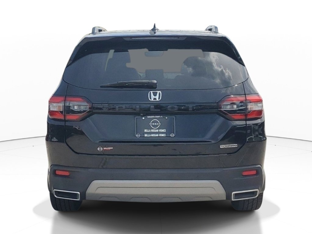 Used 2025 Honda Pilot Touring image 4