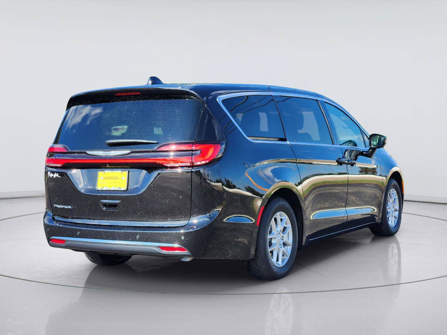 Used 2025 Chrysler Pacifica Select FWD image 6