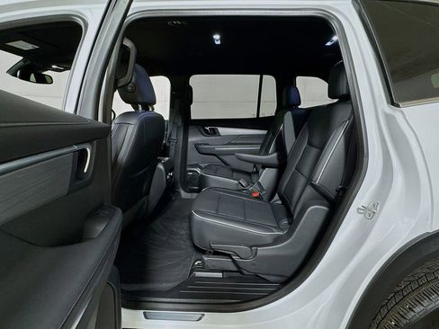 Certified 2025 Buick Enclave Preferred AWD/4WD image 23