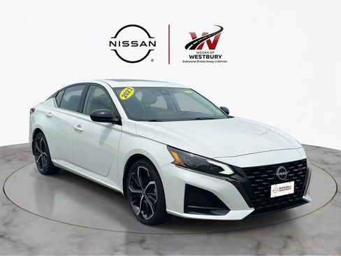 Used 2023 Nissan Altima 2.5 SR w/ SR Premium Package FWD image 1