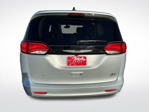 Used 2023 Chrysler Voyager LX FWD image 5