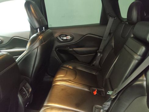 Used 2019 Jeep Cherokee Latitude Plus FWD image 18