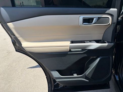 Used 2023 Ford Explorer XLT AWD/4WD image 18