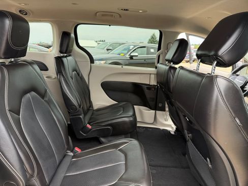 Used 2023 Chrysler Pacifica Touring-L FWD image 40