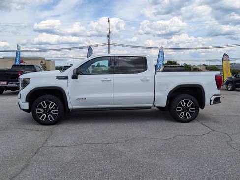 Used 2024 GMC Sierra 1500 AT4 w/ Technology Package AWD/4WD image 6