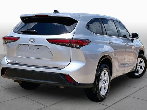 Used 2023 Toyota Highlander L FWD image 12