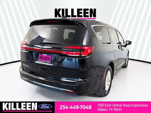 Used 2025 Chrysler Pacifica Select FWD image 8