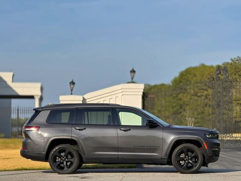 Used 2022 Jeep Grand Cherokee L Limited w/ Black Appearance Package image 6