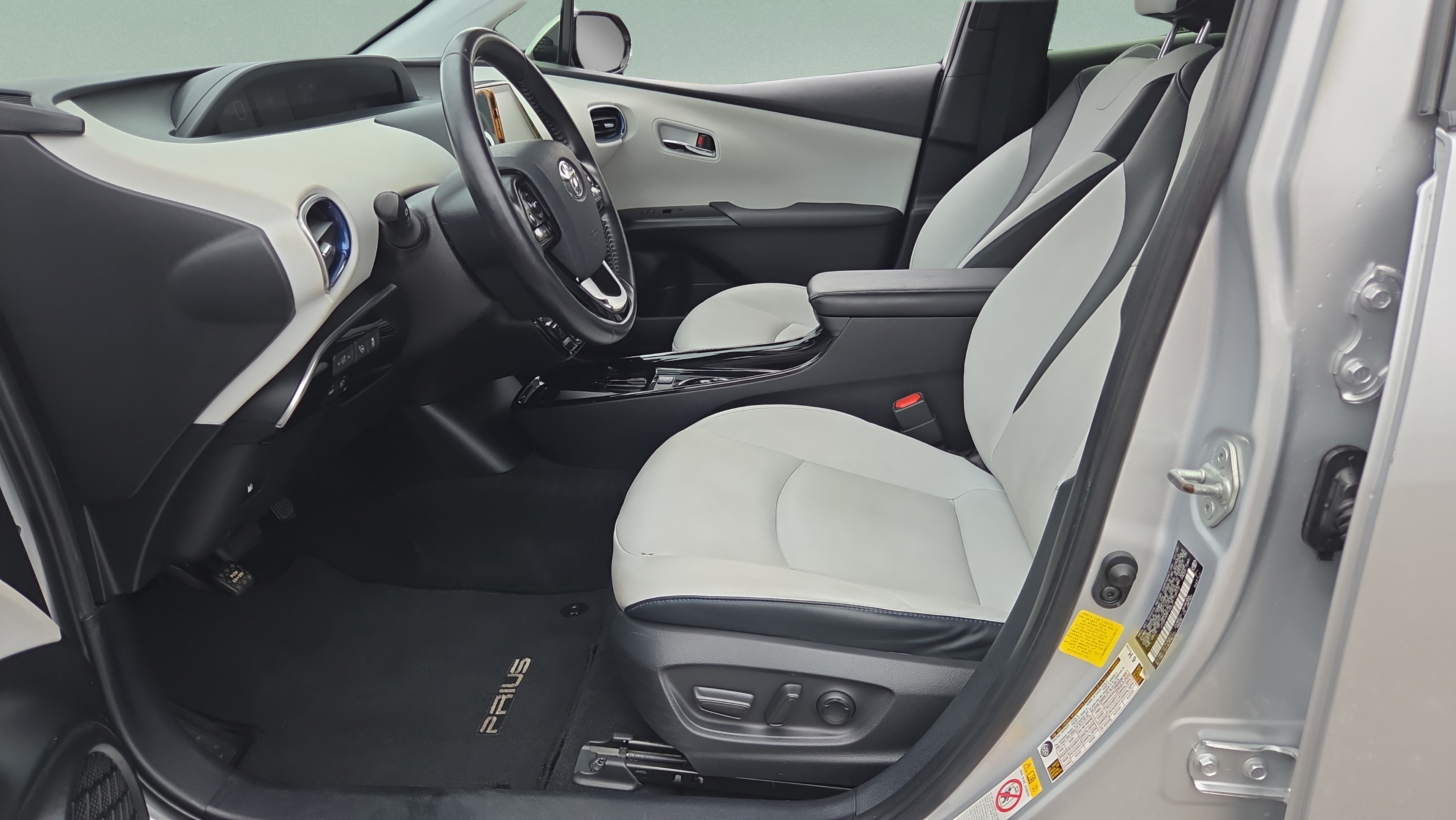 Used 2020 Toyota Prius Limited FWD image 9